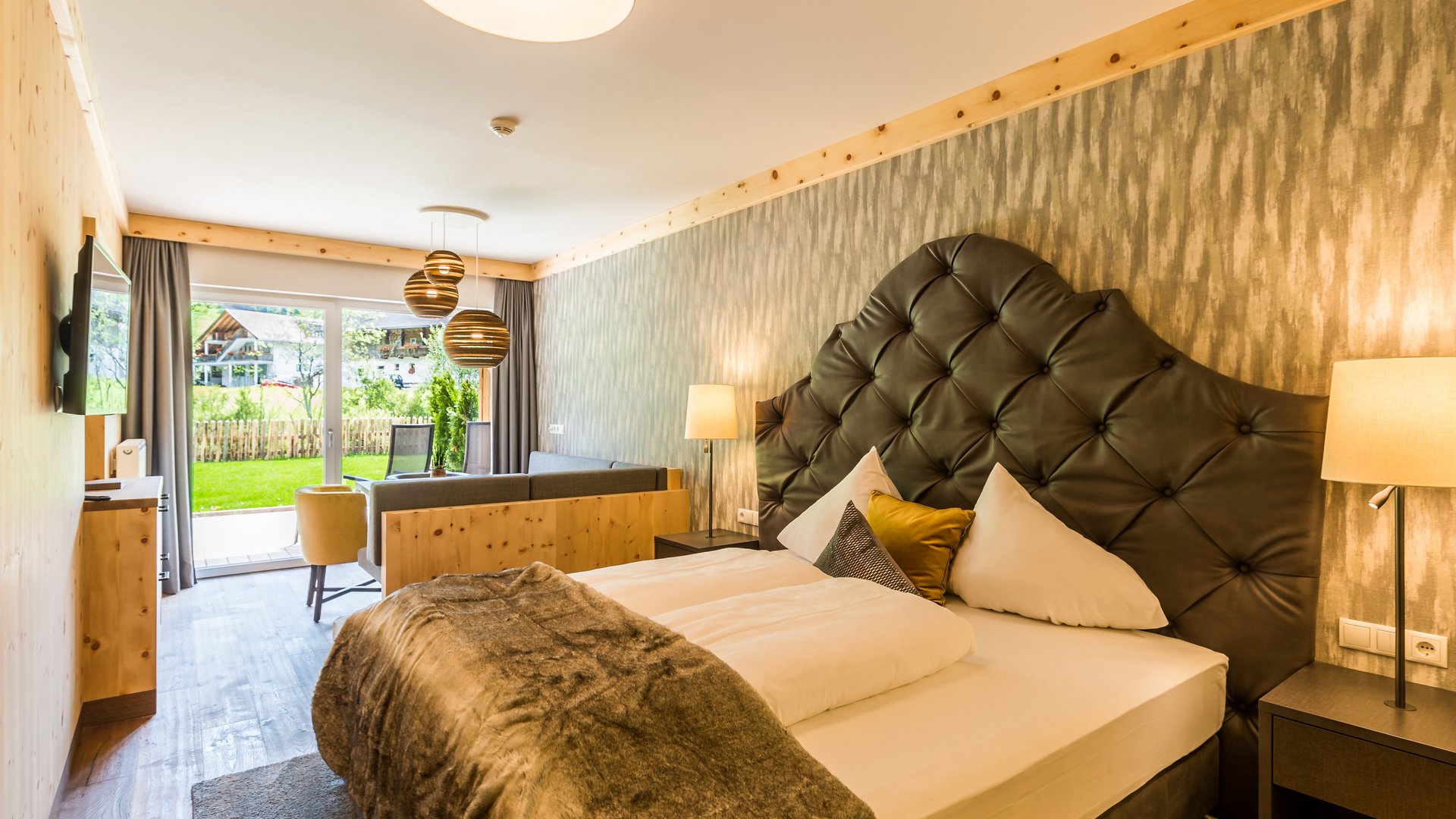 Camera da letto moderna con grande coperta e vista sulla terrazza